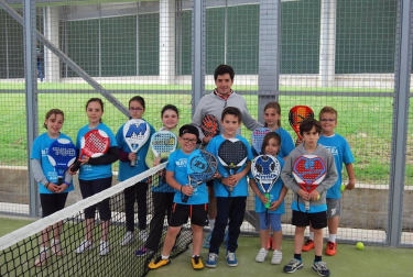 Con motivo de la conmemoración del Día Mundial del Olimpismo, el Centro de Estudios Olímpicos de la Universidad de Navarra organizó el sábado 16 de junio una jornada cuyo principal objetivo es promocionar los valores propios del olimpismo entre los más jóvenes. Tras el izado de la bandera olímpica, todos los niños que se acercaron a polideportivo universitario pudieron participar en un variado menú de actividades que incluyeron: golf, rugby, béisbol, pádel, baloncesto, taekwondo, esgrima, judo, kinball, un circuito de multideporte, mini tenis, tenis de mesa, tiro con arco, voleibol, ajedrez, pelota o participar en el Campus “Javi Martínez”.