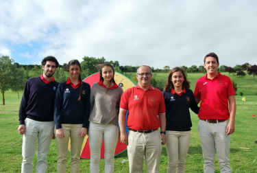 Con motivo de la conmemoración del Día Mundial del Olimpismo, el Centro de Estudios Olímpicos de la Universidad de Navarra organizó el sábado 16 de junio una jornada cuyo principal objetivo es promocionar los valores propios del olimpismo entre los más jóvenes. Tras el izado de la bandera olímpica, todos los niños que se acercaron a polideportivo universitario pudieron participar en un variado menú de actividades que incluyeron: golf, rugby, béisbol, pádel, baloncesto, taekwondo, esgrima, judo, kinball, un circuito de multideporte, mini tenis, tenis de mesa, tiro con arco, voleibol, ajedrez, pelota o participar en el Campus “Javi Martínez”.