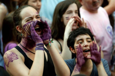 Miles de personas vuelven a tomar las calles de Madrid al grito de "No es abuso es violación"