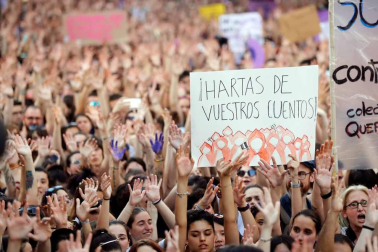Miles de personas vuelven a tomar las calles de Madrid al grito de "No es abuso es violación"