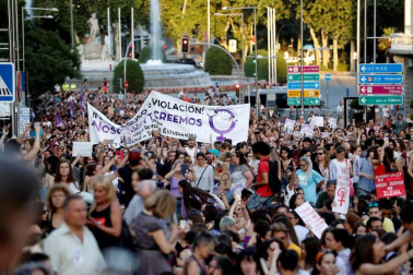 Miles de personas vuelven a tomar las calles de Madrid al grito de "No es abuso es violación"