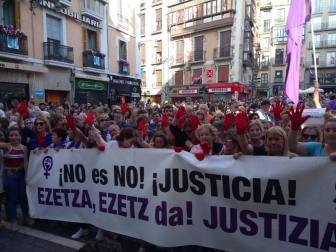 Miles de personas han abarrotado la plaza Consistorial, donde se han vuelto a escuchar gritos al unísono de "no queremos violadores en la calle", "sola, borracha, quiero llegar a casa", "si tocan a una, nos tocan a todas", "escucha, hermana, esta es tu manada", "esta justicia es una mierda" o "no es abuso, es violación".