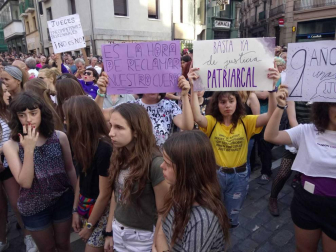 Miles de personas han abarrotado la plaza Consistorial, donde se han vuelto a escuchar gritos al unísono de "no queremos violadores en la calle", "sola, borracha, quiero llegar a casa", "si tocan a una, nos tocan a todas", "escucha, hermana, esta es tu manada", "esta justicia es una mierda" o "no es abuso, es violación".