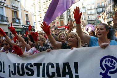 Miles de personas han abarrotado la plaza Consistorial, donde se han vuelto a escuchar gritos al unísono de "no queremos violadores en la calle", "sola, borracha, quiero llegar a casa", "si tocan a una, nos tocan a todas", "escucha, hermana, esta es tu manada", "esta justicia es una mierda" o "no es abuso, es violación".