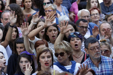 Miles de personas han abarrotado la plaza Consistorial, donde se han vuelto a escuchar gritos al unísono de "no queremos violadores en la calle", "sola, borracha, quiero llegar a casa", "si tocan a una, nos tocan a todas", "escucha, hermana, esta es tu manada", "esta justicia es una mierda" o "no es abuso, es violación".