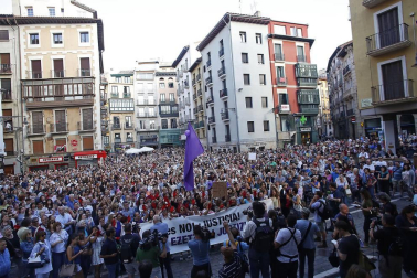 Miles de personas han abarrotado la plaza Consistorial, donde se han vuelto a escuchar gritos al unísono de "no queremos violadores en la calle", "sola, borracha, quiero llegar a casa", "si tocan a una, nos tocan a todas", "escucha, hermana, esta es tu manada", "esta justicia es una mierda" o "no es abuso, es violación".