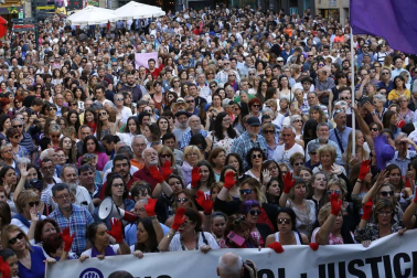 Miles de personas han abarrotado la plaza Consistorial, donde se han vuelto a escuchar gritos al unísono de "no queremos violadores en la calle", "sola, borracha, quiero llegar a casa", "si tocan a una, nos tocan a todas", "escucha, hermana, esta es tu manada", "esta justicia es una mierda" o "no es abuso, es violación".