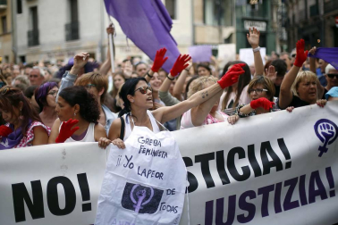 Miles de personas han abarrotado la plaza Consistorial, donde se han vuelto a escuchar gritos al unísono de "no queremos violadores en la calle", "sola, borracha, quiero llegar a casa", "si tocan a una, nos tocan a todas", "escucha, hermana, esta es tu manada", "esta justicia es una mierda" o "no es abuso, es violación".