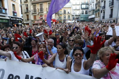 Miles de personas han abarrotado la plaza Consistorial, donde se han vuelto a escuchar gritos al unísono de "no queremos violadores en la calle", "sola, borracha, quiero llegar a casa", "si tocan a una, nos tocan a todas", "escucha, hermana, esta es tu manada", "esta justicia es una mierda" o "no es abuso, es violación".
