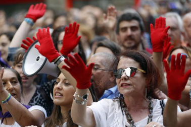 Miles de personas han abarrotado la plaza Consistorial, donde se han vuelto a escuchar gritos al unísono de "no queremos violadores en la calle", "sola, borracha, quiero llegar a casa", "si tocan a una, nos tocan a todas", "escucha, hermana, esta es tu manada", "esta justicia es una mierda" o "no es abuso, es violación".