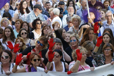 Miles de personas han abarrotado la plaza Consistorial, donde se han vuelto a escuchar gritos al unísono de "no queremos violadores en la calle", "sola, borracha, quiero llegar a casa", "si tocan a una, nos tocan a todas", "escucha, hermana, esta es tu manada", "esta justicia es una mierda" o "no es abuso, es violación".
