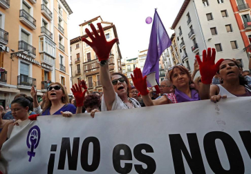 Miles de personas han abarrotado la plaza Consistorial, donde se han vuelto a escuchar gritos al unísono de "no queremos violadores en la calle", "sola, borracha, quiero llegar a casa", "si tocan a una, nos tocan a todas", "escucha, hermana, esta es tu manada", "esta justicia es una mierda" o "no es abuso, es violación".