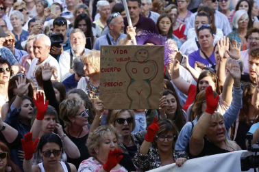 Miles de personas han abarrotado la plaza Consistorial, donde se han vuelto a escuchar gritos al unísono de "no queremos violadores en la calle", "sola, borracha, quiero llegar a casa", "si tocan a una, nos tocan a todas", "escucha, hermana, esta es tu manada", "esta justicia es una mierda" o "no es abuso, es violación".