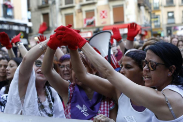 Miles de personas han abarrotado la plaza Consistorial, donde se han vuelto a escuchar gritos al unísono de "no queremos violadores en la calle", "sola, borracha, quiero llegar a casa", "si tocan a una, nos tocan a todas", "escucha, hermana, esta es tu manada", "esta justicia es una mierda" o "no es abuso, es violación".