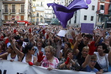 Miles de personas han abarrotado la plaza Consistorial, donde se han vuelto a escuchar gritos al unísono de "no queremos violadores en la calle", "sola, borracha, quiero llegar a casa", "si tocan a una, nos tocan a todas", "escucha, hermana, esta es tu manada", "esta justicia es una mierda" o "no es abuso, es violación".