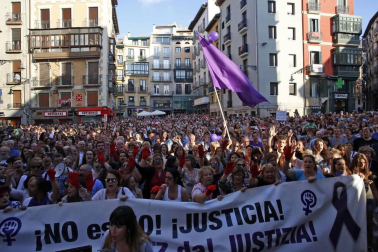 Miles de personas han abarrotado la plaza Consistorial, donde se han vuelto a escuchar gritos al unísono de "no queremos violadores en la calle", "sola, borracha, quiero llegar a casa", "si tocan a una, nos tocan a todas", "escucha, hermana, esta es tu manada", "esta justicia es una mierda" o "no es abuso, es violación".