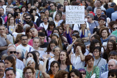 Miles de personas han abarrotado la plaza Consistorial, donde se han vuelto a escuchar gritos al unísono de "no queremos violadores en la calle", "sola, borracha, quiero llegar a casa", "si tocan a una, nos tocan a todas", "escucha, hermana, esta es tu manada", "esta justicia es una mierda" o "no es abuso, es violación".