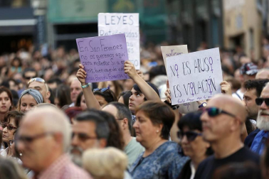 Miles de personas han abarrotado la plaza Consistorial, donde se han vuelto a escuchar gritos al unísono de "no queremos violadores en la calle", "sola, borracha, quiero llegar a casa", "si tocan a una, nos tocan a todas", "escucha, hermana, esta es tu manada", "esta justicia es una mierda" o "no es abuso, es violación".