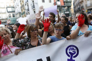Miles de personas han abarrotado la plaza Consistorial, donde se han vuelto a escuchar gritos al unísono de "no queremos violadores en la calle", "sola, borracha, quiero llegar a casa", "si tocan a una, nos tocan a todas", "escucha, hermana, esta es tu manada", "esta justicia es una mierda" o "no es abuso, es violación".