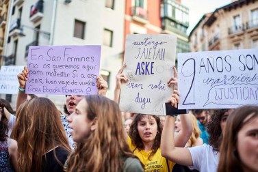 Miles de personas han abarrotado la plaza Consistorial, donde se han vuelto a escuchar gritos al unísono de "no queremos violadores en la calle", "sola, borracha, quiero llegar a casa", "si tocan a una, nos tocan a todas", "escucha, hermana, esta es tu manada", "esta justicia es una mierda" o "no es abuso, es violación".