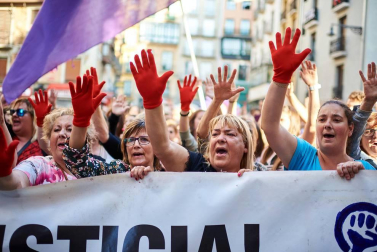 Miles de personas han abarrotado la plaza Consistorial, donde se han vuelto a escuchar gritos al unísono de "no queremos violadores en la calle", "sola, borracha, quiero llegar a casa", "si tocan a una, nos tocan a todas", "escucha, hermana, esta es tu manada", "esta justicia es una mierda" o "no es abuso, es violación".