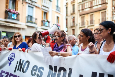 Miles de personas han abarrotado la plaza Consistorial, donde se han vuelto a escuchar gritos al unísono de "no queremos violadores en la calle", "sola, borracha, quiero llegar a casa", "si tocan a una, nos tocan a todas", "escucha, hermana, esta es tu manada", "esta justicia es una mierda" o "no es abuso, es violación".