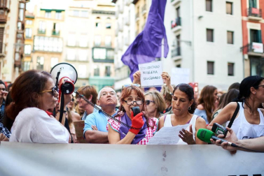 Miles de personas han abarrotado la plaza Consistorial, donde se han vuelto a escuchar gritos al unísono de "no queremos violadores en la calle", "sola, borracha, quiero llegar a casa", "si tocan a una, nos tocan a todas", "escucha, hermana, esta es tu manada", "esta justicia es una mierda" o "no es abuso, es violación".
