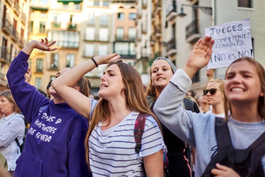 Miles de personas han abarrotado la plaza Consistorial, donde se han vuelto a escuchar gritos al unísono de "no queremos violadores en la calle", "sola, borracha, quiero llegar a casa", "si tocan a una, nos tocan a todas", "escucha, hermana, esta es tu manada", "esta justicia es una mierda" o "no es abuso, es violación".