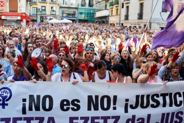 Miles de personas han abarrotado la plaza Consistorial, donde se han vuelto a escuchar gritos al unísono de "no queremos violadores en la calle", "sola, borracha, quiero llegar a casa", "si tocan a una, nos tocan a todas", "escucha, hermana, esta es tu manada", "esta justicia es una mierda" o "no es abuso, es violación".