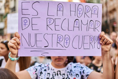 Miles de personas han abarrotado la plaza Consistorial, donde se han vuelto a escuchar gritos al unísono de "no queremos violadores en la calle", "sola, borracha, quiero llegar a casa", "si tocan a una, nos tocan a todas", "escucha, hermana, esta es tu manada", "esta justicia es una mierda" o "no es abuso, es violación".