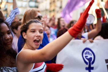 Miles de personas han abarrotado la plaza Consistorial, donde se han vuelto a escuchar gritos al unísono de "no queremos violadores en la calle", "sola, borracha, quiero llegar a casa", "si tocan a una, nos tocan a todas", "escucha, hermana, esta es tu manada", "esta justicia es una mierda" o "no es abuso, es violación".