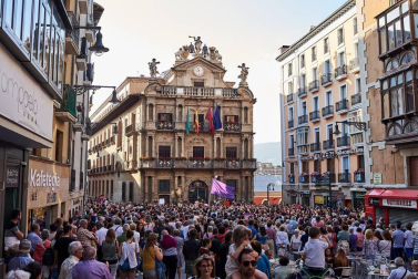 Miles de personas han abarrotado la plaza Consistorial, donde se han vuelto a escuchar gritos al unísono de "no queremos violadores en la calle", "sola, borracha, quiero llegar a casa", "si tocan a una, nos tocan a todas", "escucha, hermana, esta es tu manada", "esta justicia es una mierda" o "no es abuso, es violación".