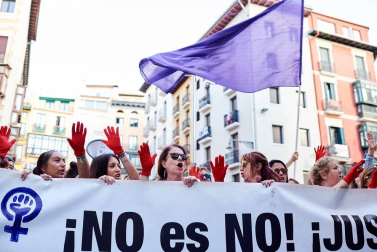Miles de personas han abarrotado la plaza Consistorial, donde se han vuelto a escuchar gritos al unísono de "no queremos violadores en la calle", "sola, borracha, quiero llegar a casa", "si tocan a una, nos tocan a todas", "escucha, hermana, esta es tu manada", "esta justicia es una mierda" o "no es abuso, es violación".