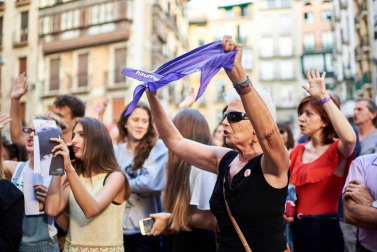 Miles de personas han abarrotado la plaza Consistorial, donde se han vuelto a escuchar gritos al unísono de "no queremos violadores en la calle", "sola, borracha, quiero llegar a casa", "si tocan a una, nos tocan a todas", "escucha, hermana, esta es tu manada", "esta justicia es una mierda" o "no es abuso, es violación".