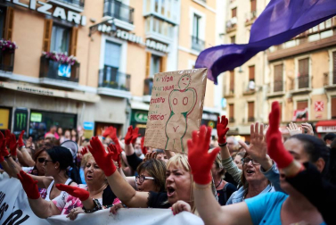 Miles de personas han abarrotado la plaza Consistorial, donde se han vuelto a escuchar gritos al unísono de "no queremos violadores en la calle", "sola, borracha, quiero llegar a casa", "si tocan a una, nos tocan a todas", "escucha, hermana, esta es tu manada", "esta justicia es una mierda" o "no es abuso, es violación".