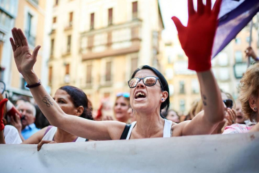 Miles de personas han abarrotado la plaza Consistorial, donde se han vuelto a escuchar gritos al unísono de "no queremos violadores en la calle", "sola, borracha, quiero llegar a casa", "si tocan a una, nos tocan a todas", "escucha, hermana, esta es tu manada", "esta justicia es una mierda" o "no es abuso, es violación".