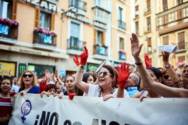 Miles de personas han abarrotado la plaza Consistorial, donde se han vuelto a escuchar gritos al unísono de "no queremos violadores en la calle", "sola, borracha, quiero llegar a casa", "si tocan a una, nos tocan a todas", "escucha, hermana, esta es tu manada", "esta justicia es una mierda" o "no es abuso, es violación".