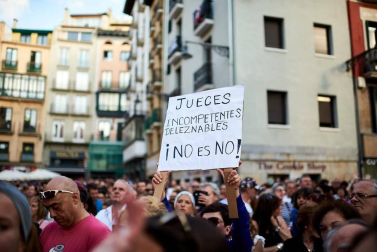 Miles de personas han abarrotado la plaza Consistorial, donde se han vuelto a escuchar gritos al unísono de "no queremos violadores en la calle", "sola, borracha, quiero llegar a casa", "si tocan a una, nos tocan a todas", "escucha, hermana, esta es tu manada", "esta justicia es una mierda" o "no es abuso, es violación".