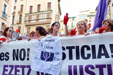 Miles de personas han abarrotado la plaza Consistorial, donde se han vuelto a escuchar gritos al unísono de "no queremos violadores en la calle", "sola, borracha, quiero llegar a casa", "si tocan a una, nos tocan a todas", "escucha, hermana, esta es tu manada", "esta justicia es una mierda" o "no es abuso, es violación".