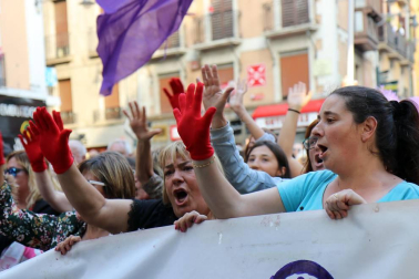 Miles de personas han abarrotado la plaza Consistorial, donde se han vuelto a escuchar gritos al unísono de "no queremos violadores en la calle", "sola, borracha, quiero llegar a casa", "si tocan a una, nos tocan a todas", "escucha, hermana, esta es tu manada", "esta justicia es una mierda" o "no es abuso, es violación".