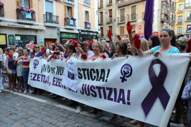 Miles de personas han abarrotado la plaza Consistorial, donde se han vuelto a escuchar gritos al unísono de "no queremos violadores en la calle", "sola, borracha, quiero llegar a casa", "si tocan a una, nos tocan a todas", "escucha, hermana, esta es tu manada", "esta justicia es una mierda" o "no es abuso, es violación".
