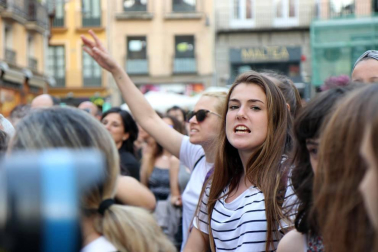 Miles de personas han abarrotado la plaza Consistorial, donde se han vuelto a escuchar gritos al unísono de "no queremos violadores en la calle", "sola, borracha, quiero llegar a casa", "si tocan a una, nos tocan a todas", "escucha, hermana, esta es tu manada", "esta justicia es una mierda" o "no es abuso, es violación".