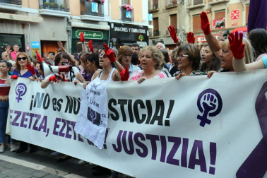 Miles de personas han abarrotado la plaza Consistorial, donde se han vuelto a escuchar gritos al unísono de "no queremos violadores en la calle", "sola, borracha, quiero llegar a casa", "si tocan a una, nos tocan a todas", "escucha, hermana, esta es tu manada", "esta justicia es una mierda" o "no es abuso, es violación".