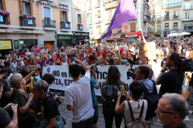 Miles de personas han abarrotado la plaza Consistorial, donde se han vuelto a escuchar gritos al unísono de "no queremos violadores en la calle", "sola, borracha, quiero llegar a casa", "si tocan a una, nos tocan a todas", "escucha, hermana, esta es tu manada", "esta justicia es una mierda" o "no es abuso, es violación".