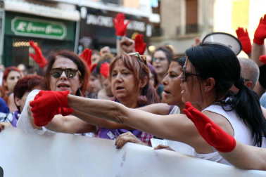 Miles de personas han abarrotado la plaza Consistorial, donde se han vuelto a escuchar gritos al unísono de "no queremos violadores en la calle", "sola, borracha, quiero llegar a casa", "si tocan a una, nos tocan a todas", "escucha, hermana, esta es tu manada", "esta justicia es una mierda" o "no es abuso, es violación".