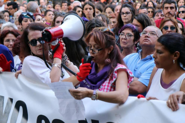 Miles de personas han abarrotado la plaza Consistorial, donde se han vuelto a escuchar gritos al unísono de "no queremos violadores en la calle", "sola, borracha, quiero llegar a casa", "si tocan a una, nos tocan a todas", "escucha, hermana, esta es tu manada", "esta justicia es una mierda" o "no es abuso, es violación".