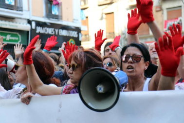 Miles de personas han abarrotado la plaza Consistorial, donde se han vuelto a escuchar gritos al unísono de "no queremos violadores en la calle", "sola, borracha, quiero llegar a casa", "si tocan a una, nos tocan a todas", "escucha, hermana, esta es tu manada", "esta justicia es una mierda" o "no es abuso, es violación".