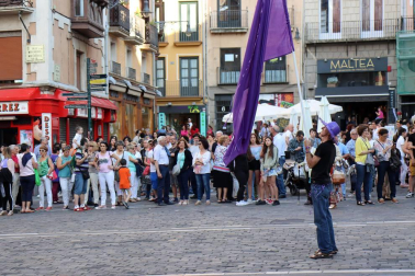 Miles de personas han abarrotado la plaza Consistorial, donde se han vuelto a escuchar gritos al unísono de "no queremos violadores en la calle", "sola, borracha, quiero llegar a casa", "si tocan a una, nos tocan a todas", "escucha, hermana, esta es tu manada", "esta justicia es una mierda" o "no es abuso, es violación".