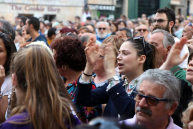 Miles de personas han abarrotado la plaza Consistorial, donde se han vuelto a escuchar gritos al unísono de "no queremos violadores en la calle", "sola, borracha, quiero llegar a casa", "si tocan a una, nos tocan a todas", "escucha, hermana, esta es tu manada", "esta justicia es una mierda" o "no es abuso, es violación".