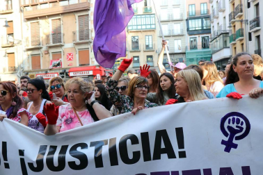 Miles de personas han abarrotado la plaza Consistorial, donde se han vuelto a escuchar gritos al unísono de "no queremos violadores en la calle", "sola, borracha, quiero llegar a casa", "si tocan a una, nos tocan a todas", "escucha, hermana, esta es tu manada", "esta justicia es una mierda" o "no es abuso, es violación".